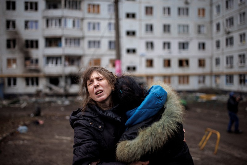 Seorang wanita memeluk kerabatnya di luar blok apartemen yang rusak parah akibat serangan artileri di tengah serangan Rusia ke Ukraina, di Kharkiv, Ukraina, Rabu (13/4/2022). Otoritas Ukraina melaporkan pasukan Rusia kembali menggempur kota Kharkiv, yang merupakan kota terbesar kedua di negara tersebut yang mengakibatkan tujuh orang tewas dan 22 orang lainnya mengalami luka-luka akibat gempuran itu. (REUTERS/Alkis Konstantinidis)