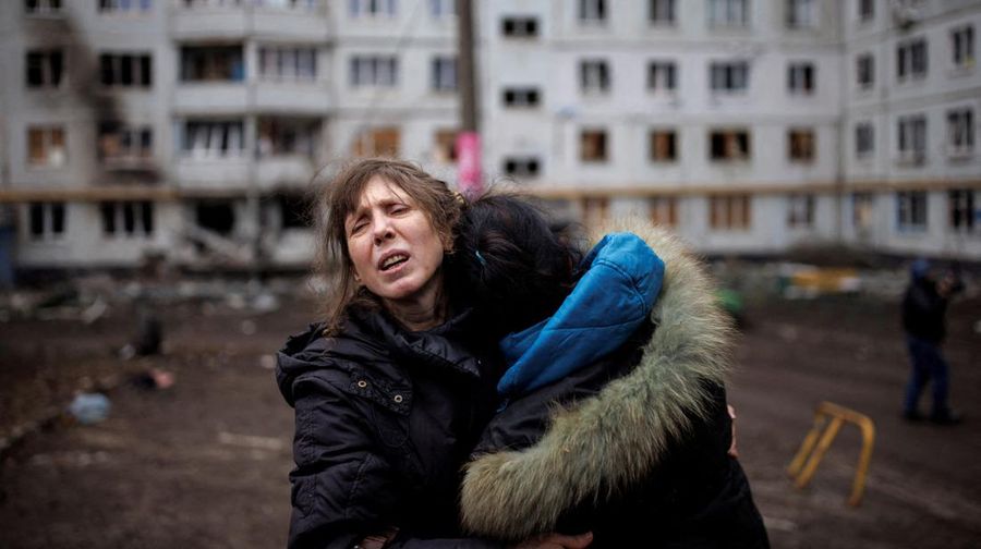 Seorang wanita memeluk kerabatnya di luar blok apartemen yang rusak parah akibat serangan artileri di tengah serangan Rusia ke Ukraina, di Kharkiv, Ukraina, Rabu (13/4/2022). Otoritas Ukraina melaporkan pasukan Rusia kembali menggempur kota Kharkiv, yang merupakan kota terbesar kedua di negara tersebut yang mengakibatkan tujuh orang tewas dan 22 orang lainnya mengalami luka-luka akibat gempuran itu. (REUTERS/Alkis Konstantinidis)