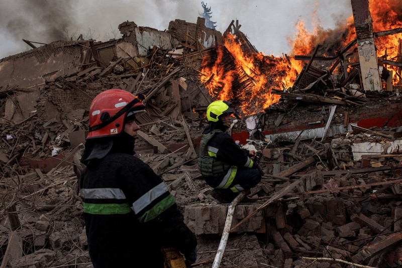 Serangan Rusia di Kharkiv, Ukraina Seorang wanita memeluk kerabatnya di luar blok apartemen yang rusak parah akibat serangan artileri di tengah serangan Rusia ke Ukraina, di Kharkiv, Ukraina, Rabu (13/4/2022). Otoritas Ukraina melaporkan pasukan Rusia kembali menggempur kota Kharkiv, yang merupakan kota terbesar kedua di negara tersebut yang mengakibatkan tujuh orang tewas dan 22 orang lainnya mengalami luka-luka akibat gempuran itu. (REUTERS/Alkis Konstantinidis)
