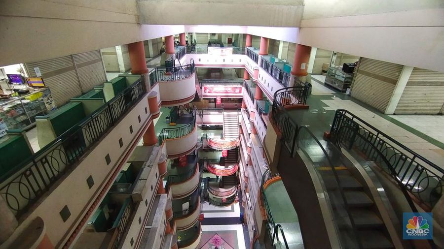 Suasana kios kosong tanpa penghuni di Glodok City, Jakarta, Rabu (13/4/2022). Mal yang dikenal sebagai pusat penjualan laptop itu dulu sangat ramai, namun kini nampak begitu sepi. (CNBC Indonesia/ Tri Susilo)_