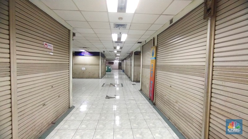 Suasana kios kosong tanpa penghuni di Glodok City, Jakarta, Rabu (13/4/2022). Mal yang dikenal sebagai pusat penjualan laptop itu dulu sangat ramai, namun kini nampak begitu sepi. (CNBC Indonesia/ Tri Susilo)_