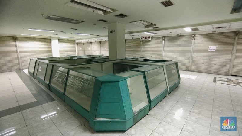 Suasana Kios di Glodok Citu yang Tutup Suasana kios kosong tanpa penghuni di Glodok City, Jakarta, Rabu (13/4/2022). Mal yang dikenal sebagai pusat penjualan laptop itu dulu sangat ramai, namun kini nampak begitu sepi. (CNBC Indonesia/ Tri Susilo)_