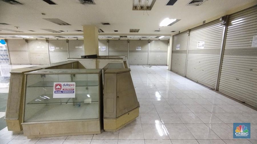 Suasana kios kosong tanpa penghuni di Glodok City, Jakarta, Rabu (13/4/2022). Mal yang dikenal sebagai pusat penjualan laptop itu dulu sangat ramai, namun kini nampak begitu sepi. (CNBC Indonesia/ Tri Susilo)_