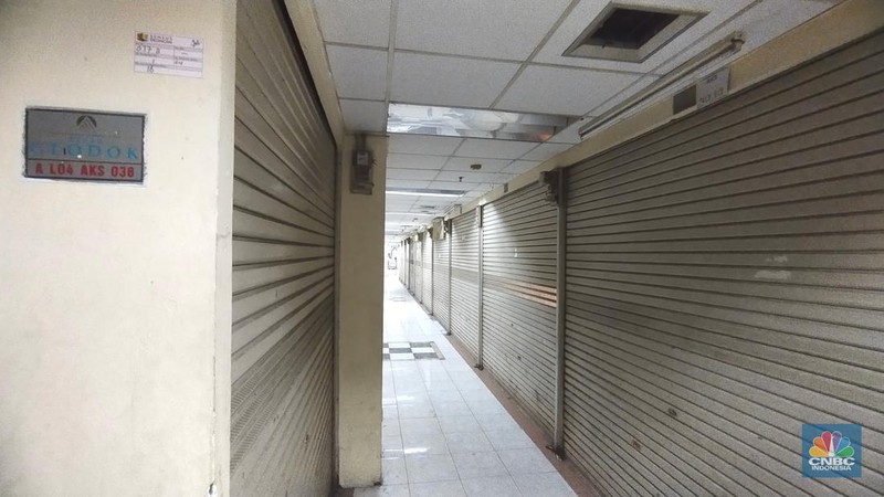 Suasana kios kosong tanpa penghuni di Glodok City, Jakarta, Rabu (13/4/2022). Mal yang dikenal sebagai pusat penjualan laptop itu dulu sangat ramai, namun kini nampak begitu sepi. (CNBC Indonesia/ Tri Susilo)_