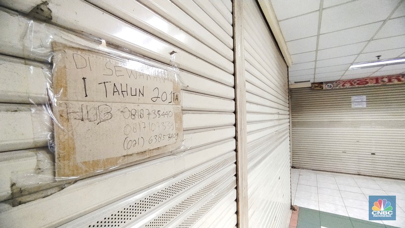 Suasana kios kosong tanpa penghuni di Glodok City, Jakarta, Rabu (13/4/2022). Mal yang dikenal sebagai pusat penjualan laptop itu dulu sangat ramai, namun kini nampak begitu sepi. (CNBC Indonesia/ Tri Susilo)_