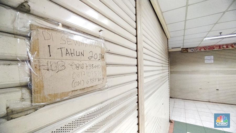 Suasana kios kosong tanpa penghuni di Glodok City, Jakarta, Rabu (13/4/2022). Mal yang dikenal sebagai pusat penjualan laptop itu dulu sangat ramai, namun kini nampak begitu sepi. (CNBC Indonesia/ Tri Susilo)_