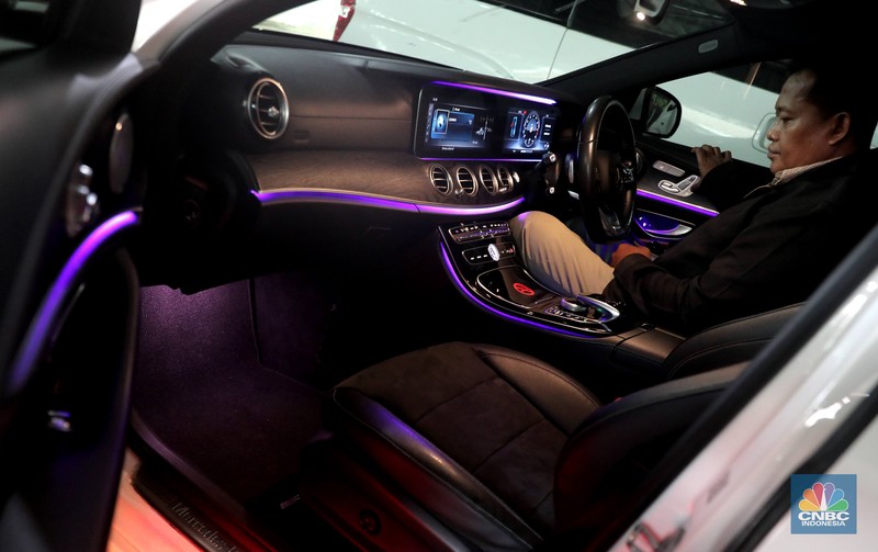 Pekerja  mengecek kendraan yang akan di rentalkan di pool penyewaan rental mobil Sembodo Rentcar di Kawasan Jakarta, Rabu, (13/4/2022). (CNBC Indonesia/ Muhammad Sabki)