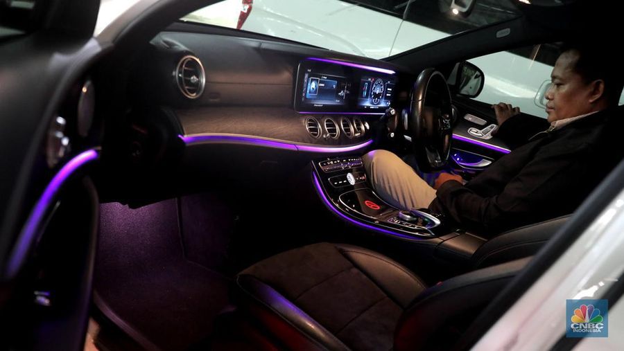 Pekerja  mengecek kendraan yang akan di rentalkan di pool penyewaan rental mobil Sembodo Rentcar di Kawasan Jakarta, Rabu, (13/4/2022). (CNBC Indonesia/ Muhammad Sabki)