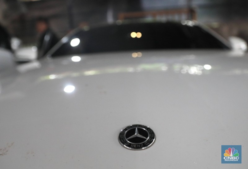 Bisnis Rental Mobil Presmium Pekerja mengecek kendraan yang akan di rentalkan di pool penyewaan rental mobil Sembodo Rentcar di Kawasan Jakarta, Rabu, (13/4/2022). (CNBC Indonesia/ Muhammad Sabki)