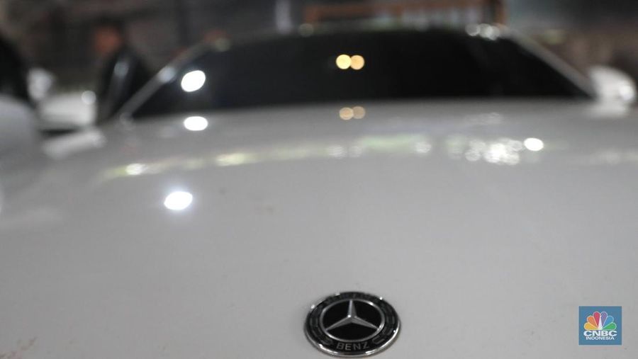 Pekerja  mengecek kendraan yang akan di rentalkan di pool penyewaan rental mobil Sembodo Rentcar di Kawasan Jakarta, Rabu, (13/4/2022). (CNBC Indonesia/ Muhammad Sabki)