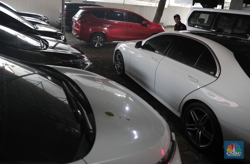 Pekerja  mengecek kendraan yang akan di rentalkan di pool penyewaan rental mobil Sembodo Rentcar di Kawasan Jakarta, Rabu, (13/4/2022). (CNBC Indonesia/ Muhammad Sabki)
