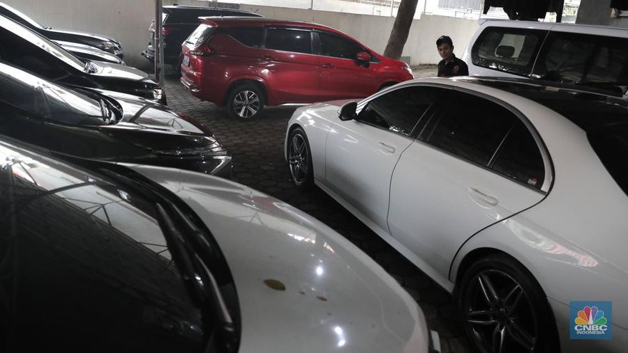 Pekerja  mengecek kendraan yang akan di rentalkan di pool penyewaan rental mobil Sembodo Rentcar di Kawasan Jakarta, Rabu, (13/4/2022). (CNBC Indonesia/ Muhammad Sabki)