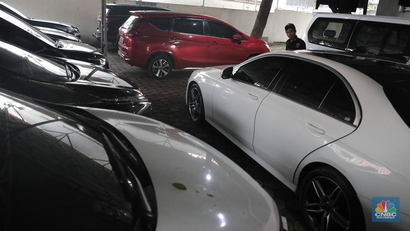 Pekerja  mengecek kendraan yang akan di rentalkan di pool penyewaan rental mobil Sembodo Rentcar di Kawasan Jakarta, Rabu, (13/4/2022). (CNBC Indonesia/ Muhammad Sabki)