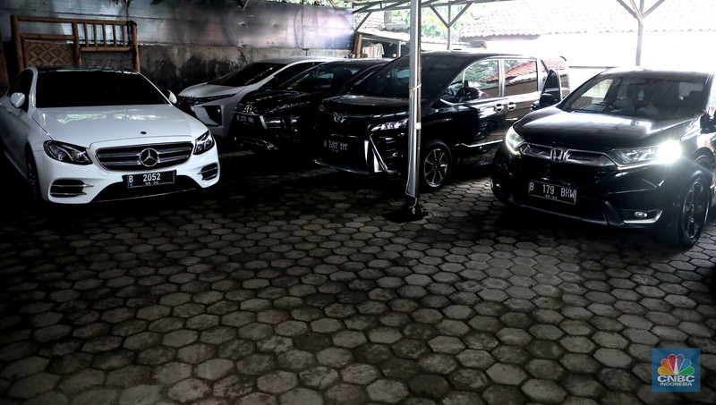Pekerja  mengecek kendraan yang akan di rentalkan di pool penyewaan rental mobil Sembodo Rentcar di Kawasan Jakarta, Rabu, (13/4/2022). (CNBC Indonesia/ Muhammad Sabki)