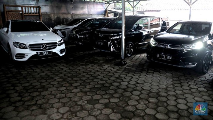 Pekerja  mengecek kendraan yang akan di rentalkan di pool penyewaan rental mobil Sembodo Rentcar di Kawasan Jakarta, Rabu, (13/4/2022). (CNBC Indonesia/ Muhammad Sabki)