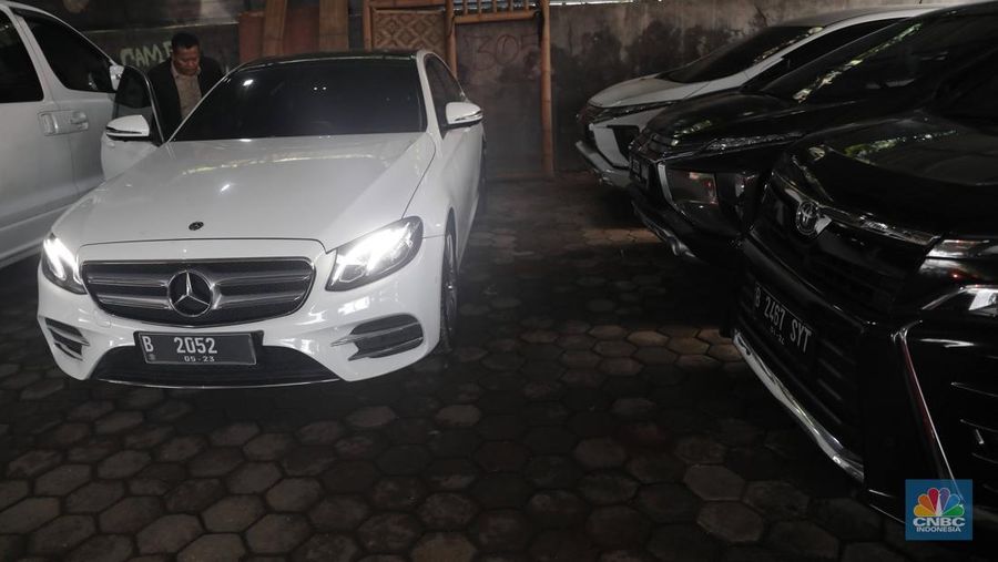Pekerja  mengecek kendraan yang akan di rentalkan di pool penyewaan rental mobil Sembodo Rentcar di Kawasan Jakarta, Rabu, (13/4/2022). (CNBC Indonesia/ Muhammad Sabki)