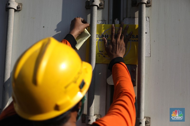 Bongkar muat daging kerbau asal India di Terminal Mustika Alam Lestari, Tanjung Priok, Jakarta Utara, Kamis (14/4/2022). (CNBC Indonesia/  Tri Susilo)
