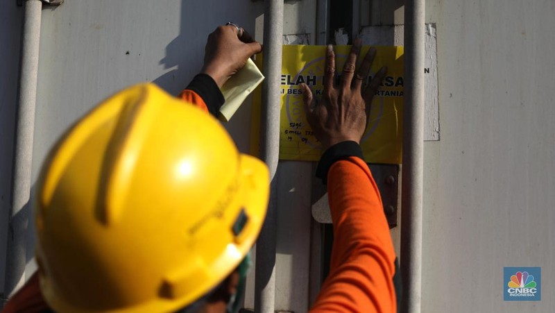 Bongkar muat daging kerbau asal India di Terminal Mustika Alam Lestari, Tanjung Priok, Jakarta Utara, Kamis (14/4/2022). (վ/  Tri Susilo)