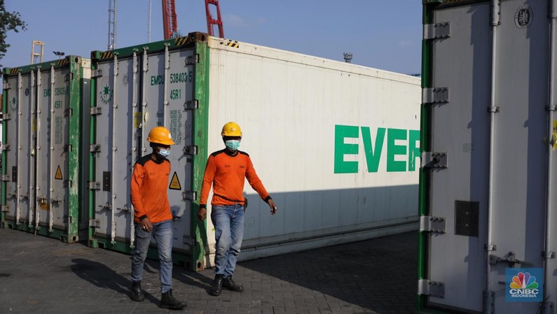 Bongkar muat daging kerbau asal India di Terminal Mustika Alam Lestari, Tanjung Priok, Jakarta Utara, Kamis (14/4/2022). (վ/  Tri Susilo)