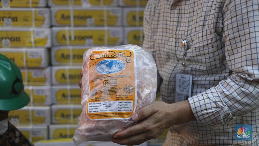 Bongkar muat daging kerbau asal India di Terminal Mustika Alam Lestari, Tanjung Priok, Jakarta Utara, Kamis (14/4/2022). (վ/  Tri Susilo)