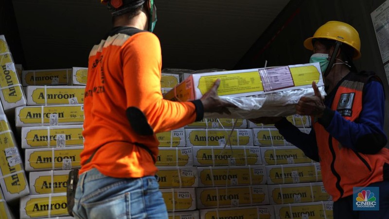 Bongkar muat daging kerbau asal India di Terminal Mustika Alam Lestari, Tanjung Priok, Jakarta Utara, Kamis (14/4/2022). (վ/  Tri Susilo)