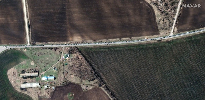 Citra satelit menunjukkan gambaran konvoi kendaraan militer Rusia di sepanjang jalan raya T-1313 dekat Bilokurakyne, Ukraina, Senin, (11/4/2022). (Satellite image ©2022 Maxar Technologies via AP)