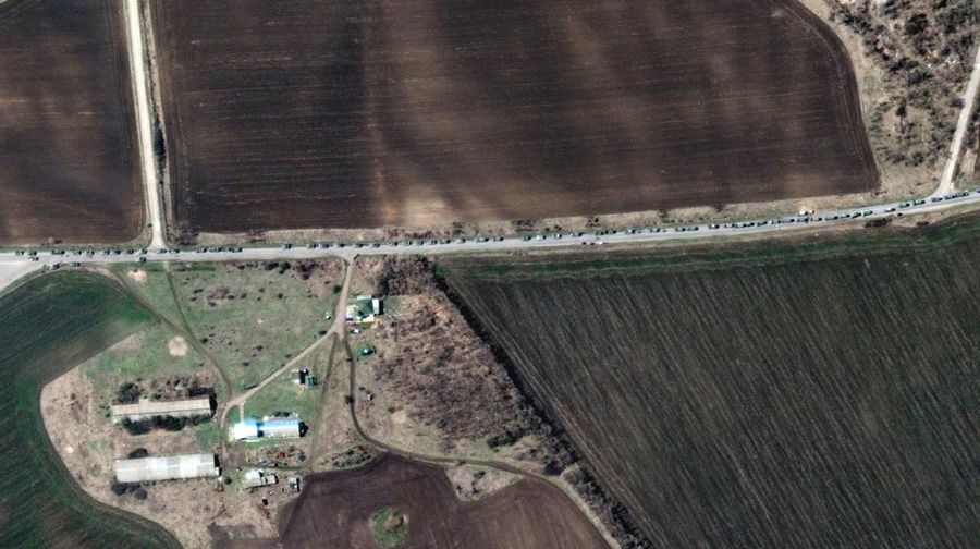 Citra satelit menunjukkan gambaran konvoi kendaraan militer Rusia di sepanjang jalan raya T-1313 dekat Bilokurakyne, Ukraina, Senin, (11/4/2022). (Satellite image ©2022 Maxar Technologies via AP)