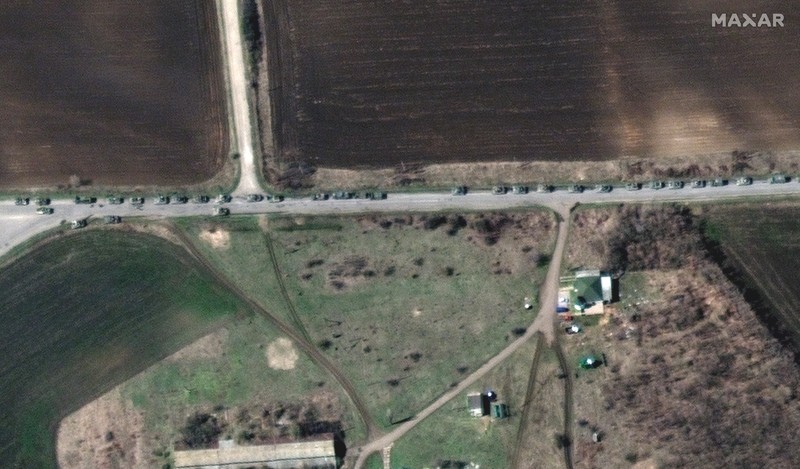 Citra satelit menunjukkan gambaran konvoi kendaraan militer Rusia di sepanjang jalan raya T-1313 dekat Bilokurakyne, Ukraina, Senin, (11/4/2022). (Satellite image ©2022 Maxar Technologies via AP)