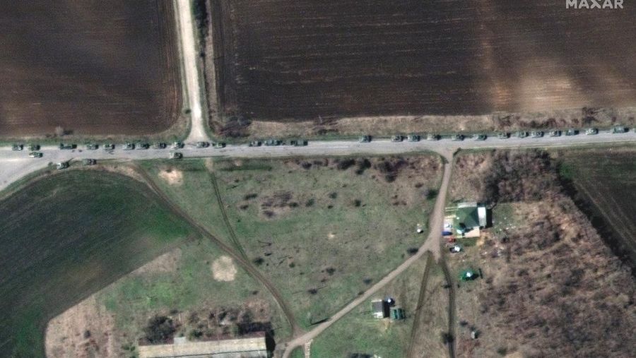 Citra satelit menunjukkan gambaran konvoi kendaraan militer Rusia di sepanjang jalan raya T-1313 dekat Bilokurakyne, Ukraina, Senin, (11/4/2022). (Satellite image ©2022 Maxar Technologies via AP)