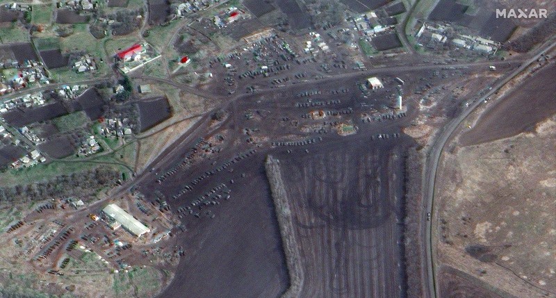 Citra satelit menunjukkan gambaran konvoi kendaraan militer Rusia di sepanjang jalan raya T-1313 dekat Bilokurakyne, Ukraina, Senin, (11/4/2022). (Satellite image ©2022 Maxar Technologies via AP)