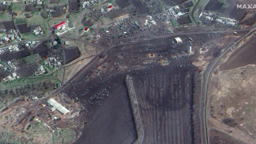 Citra satelit menunjukkan gambaran konvoi kendaraan militer Rusia di sepanjang jalan raya T-1313 dekat Bilokurakyne, Ukraina, Senin, (11/4/2022). (Satellite image ©2022 Maxar Technologies via AP)
