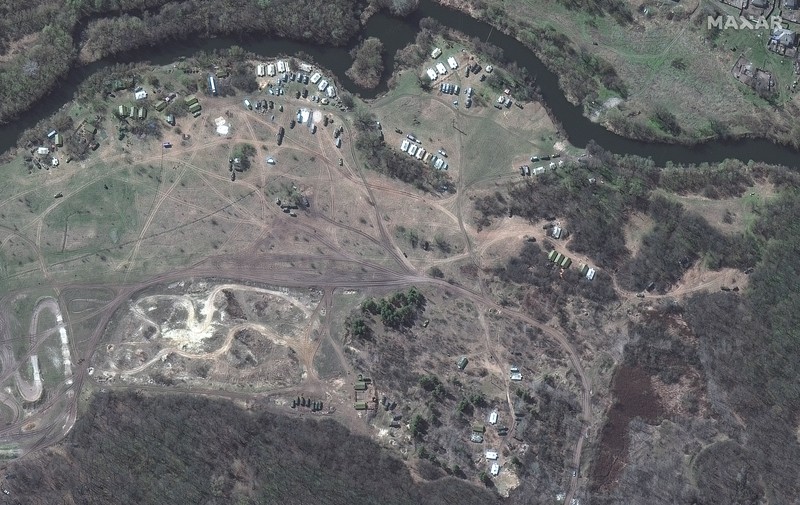 Citra satelit menunjukkan gambaran konvoi kendaraan militer Rusia di sepanjang jalan raya T-1313 dekat Bilokurakyne, Ukraina, Senin, (11/4/2022). (Satellite image ©2022 Maxar Technologies via AP)