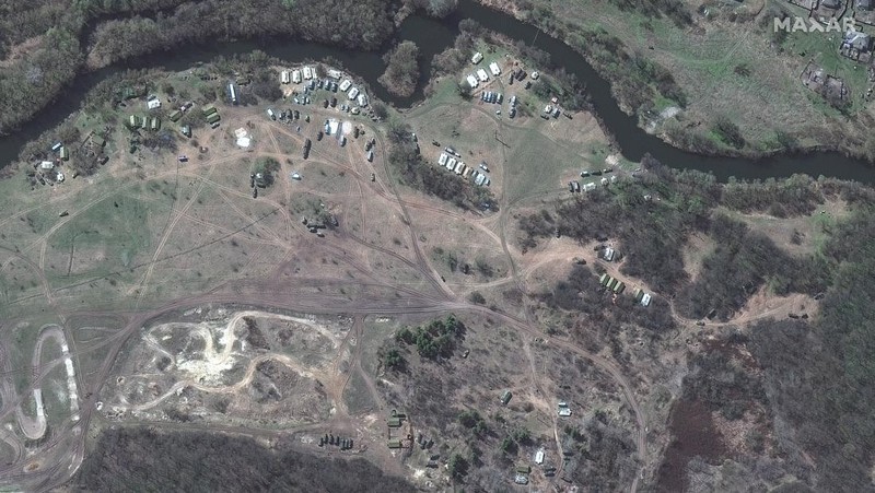 Citra satelit menunjukkan gambaran konvoi kendaraan militer Rusia di sepanjang jalan raya T-1313 dekat Bilokurakyne, Ukraina, Senin, (11/4/2022). (Satellite image ©2022 Maxar Technologies via AP)