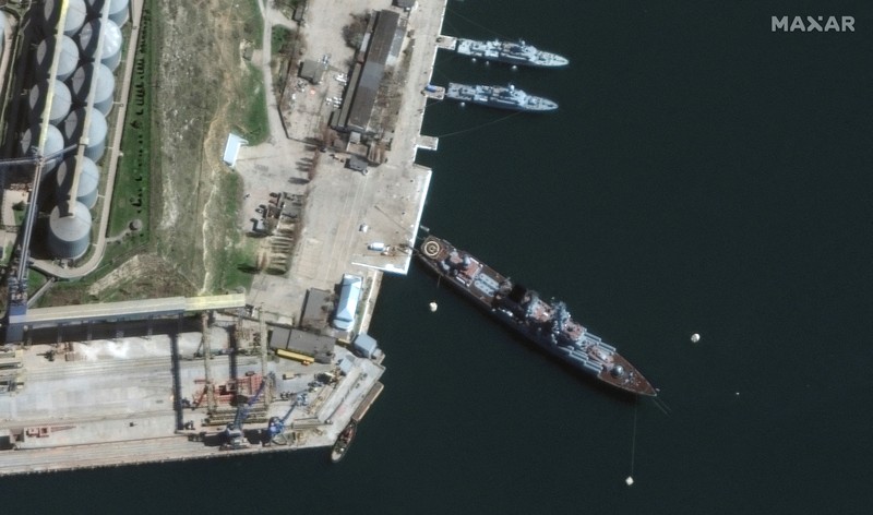 Gambar satelit menunjukkan kapal penjelajah rudal Angkatan Laut Rusia Moskva di pelabuhan, di Sevastopol, Krimea, Kamis (7/4/2022). (Satellite image 2022 Maxar Technologies/Handout via REUTERS)