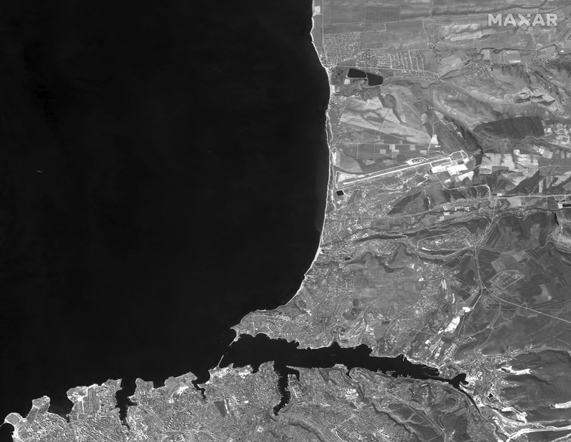 Gambar satelit menunjukkan kapal penjelajah rudal Angkatan Laut Rusia Moskva di pelabuhan, di Sevastopol, Krimea, Kamis (7/4/2022). (Satellite image 2022 Maxar Technologies/Handout via REUTERS)