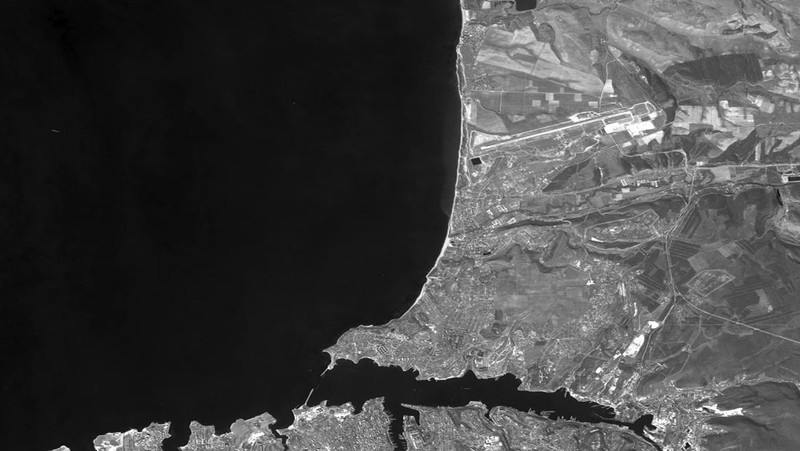 Gambar satelit menunjukkan kapal penjelajah rudal Angkatan Laut Rusia Moskva di pelabuhan, di Sevastopol, Krimea, Kamis (7/4/2022). (Satellite image 2022 Maxar Technologies/Handout via REUTERS)