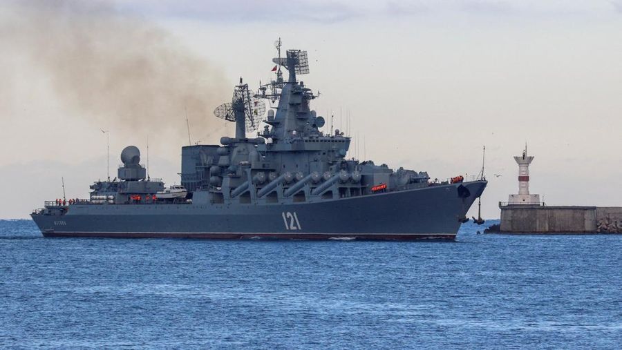 Kapal penjelajah rudal berpemandu Angkatan Laut Rusia, Moskva, berlayar kembali ke pelabuhan setelah melacak kapal perang NATO di Laut Hitam, di pelabuhan Sevastopol, Krimea, 16 November 2021. (REUTERS/Alexey Pavlishak)