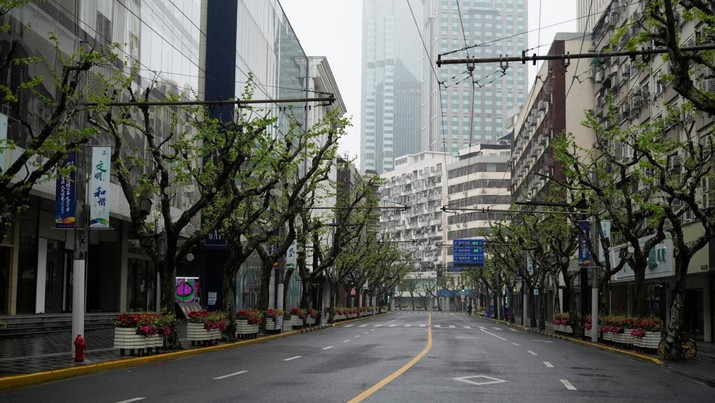 Kondisi jalan kosong terlihat selama penguncian di tengah pandemi penyakit coronavirus (COVID-19), di Shanghai, China, Kamis (14/4/2022). (REUTERS/Aly Song)