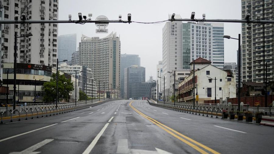 Kondisi jalan kosong terlihat selama penguncian di tengah pandemi penyakit coronavirus (COVID-19), di Shanghai, China, Kamis (14/4/2022). (REUTERS/Aly Song)