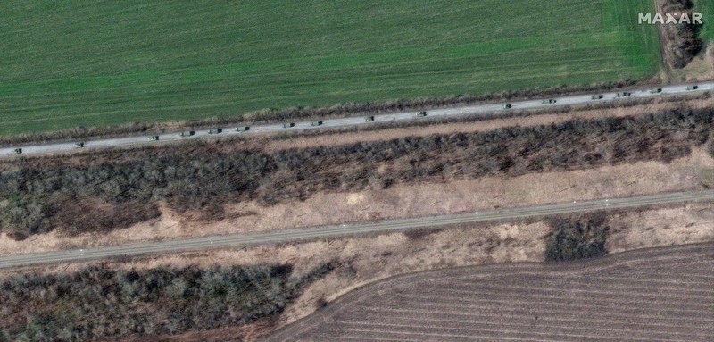 Citra satelit menunjukkan gambaran konvoi kendaraan militer Rusia di sepanjang jalan raya T-1313 dekat Bilokurakyne, Ukraina, Senin, (11/4/2022). (Satellite image ©2022 Maxar Technologies via AP)