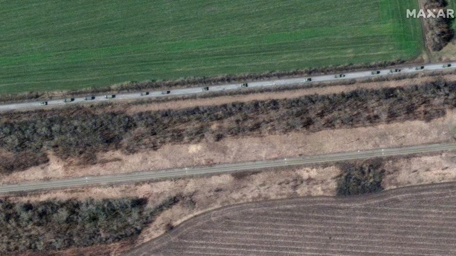 Citra satelit menunjukkan konvoi kendaraan lapis baja dan truk yang bergerak ke selatan di sekitar Velykyi Burluk, timur Kharkiv, Ukraina timur, Jumat (8/4/2022). (Satellite image ©2022 Maxar Technologies via AP)