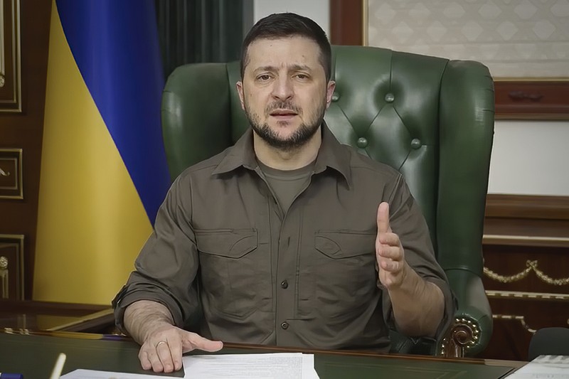 Presiden Ukraina Volodymyr Zelensky Presiden Ukraina Volodymyr Zelensky berbicara selama konferensi media di KTT Kemitraan Timur di Brussels, Rabu (15/12/20221). (Johanna Geron/ Pool Photo via AP)