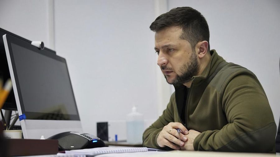 Presiden Ukraina Volodymyr Zelensky  berbicara dengan Paus Fransiskus melalui panggilan telepon dari Kyiv, Ukraina, Selasa (22/3/2022).  (Ukrainian Presidential Press Office via AP)