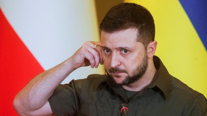 Presiden Ukraina Volodymyr Zelensky Presiden Ukraina Volodymyr Zelensky menghadiri konferensi pers bersama dengan Kanselir Austria Karl Nehammer, saat serangan Rusia ke Ukraina berlanjut, di Kyiv, Ukraina, Sabtu (9/4/2022). (REUTERS/Valentyn Ogirenko)
