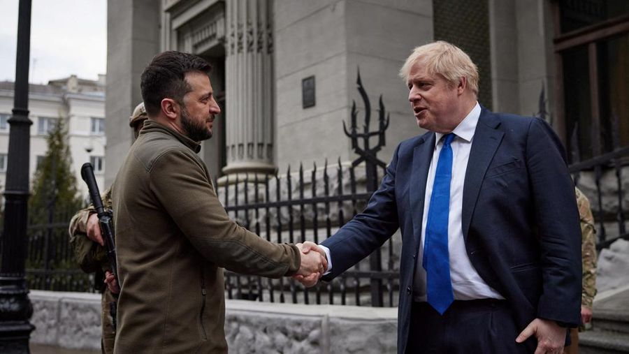 Presiden Ukraina Volodymyr Zelensky dan Perdana Menteri Inggris Boris Johnson berjabat tangan setelah berjalan di Kyiv tengah, saat serangan Rusia terhadap Ukraina berlanjut, Ukraina, Sabtu (9/4/2022). (Ukrainian Presidential Press Service/Handout via REUTERS)