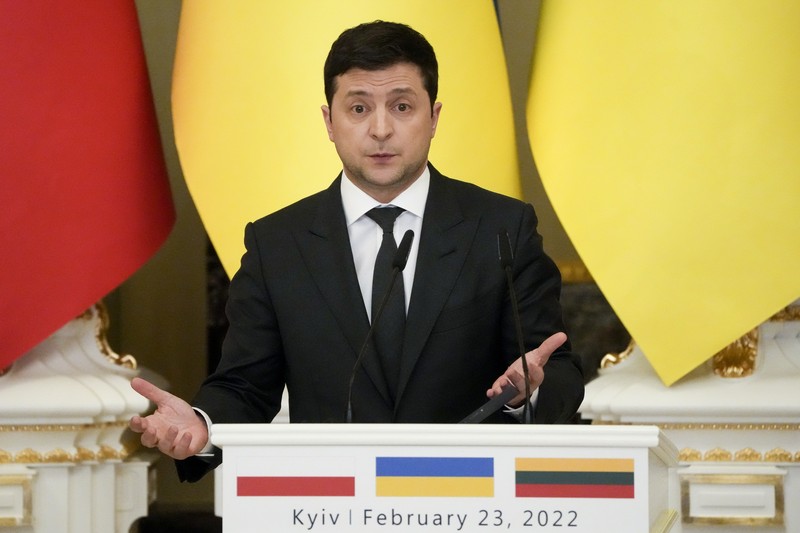 Presiden Ukraina Volodymyr Zelensky Presiden Ukraina Volodymyr Zelensky berbicara selama konferensi media di KTT Kemitraan Timur di Brussels, Rabu (15/12/20221). (Johanna Geron/ Pool Photo via AP)