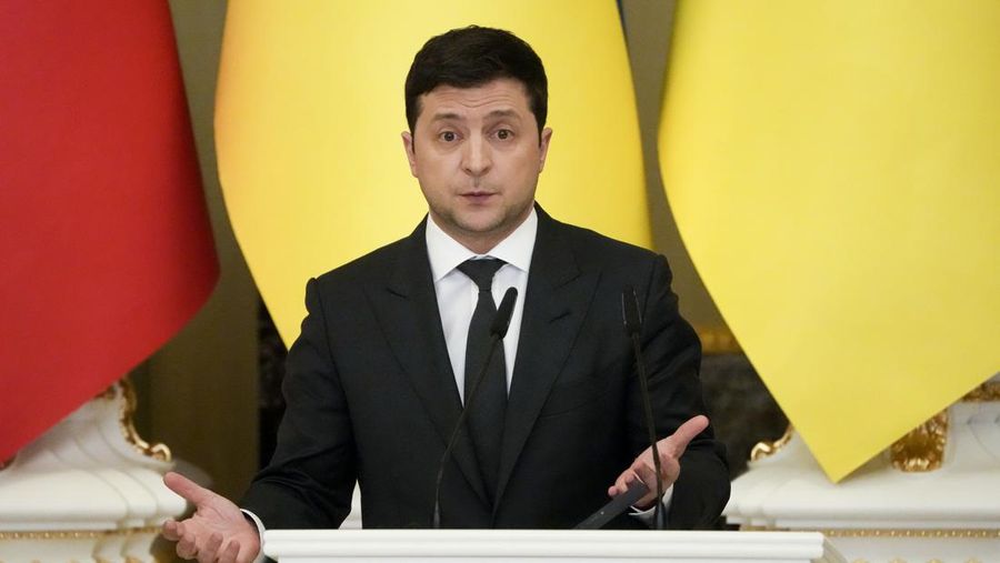 Presiden Ukraina Volodymyr Zelensky berbicara selama konferensi media di KTT Kemitraan Timur di Brussels, Rabu (15/12/20221).  (Johanna Geron/ Pool Photo via AP)