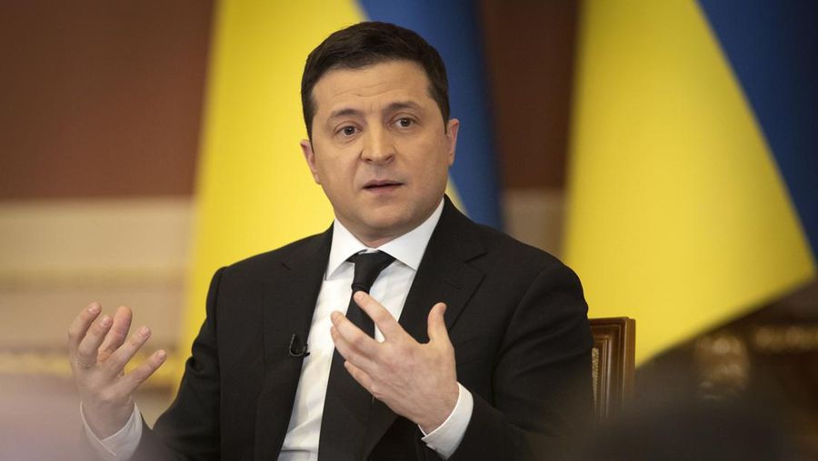 Presiden Ukraina Volodymyr Zelensky berbicara selama konferensi pers di Kyiv, Ukraina, Jumat (28/1/2022). (Ukrainian Presidential Press Office via AP)