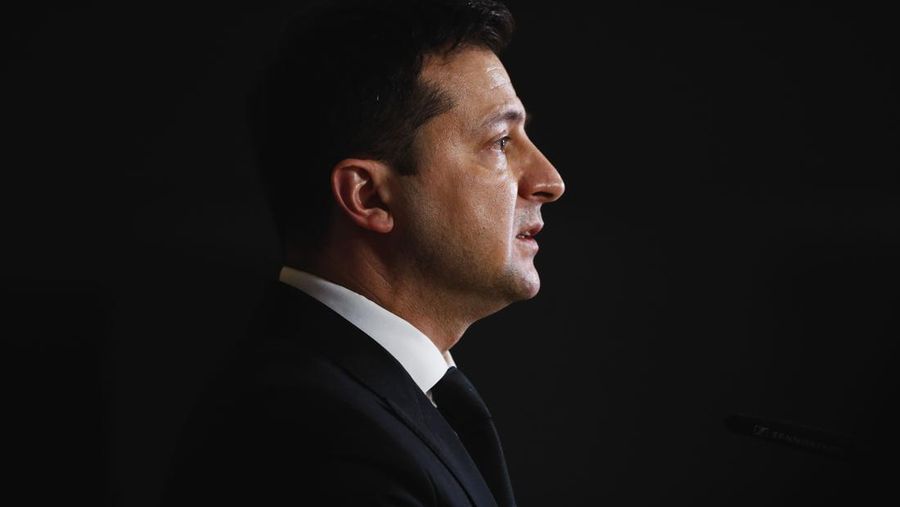 Presiden Ukraina Volodymyr Zelensky berbicara selama konferensi media di KTT Kemitraan Timur di Brussels, Rabu (15/12/20221).  (Johanna Geron/ Pool Photo via AP)