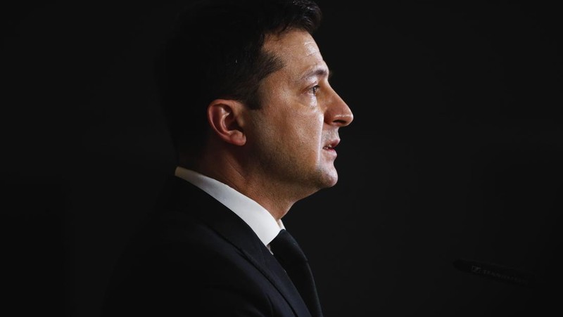 Presiden Ukraina Volodymyr Zelensky berbicara selama konferensi media di KTT Kemitraan Timur di Brussels, Rabu (15/12/20221).  (Johanna Geron/ Pool Photo via AP)
